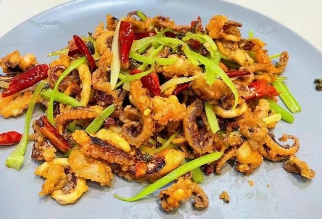 须,西芹丝,淀粉,干辣椒,花椒麻椒,葱花,盐,白糖,鸡精2,干煸鱿鱼的做法