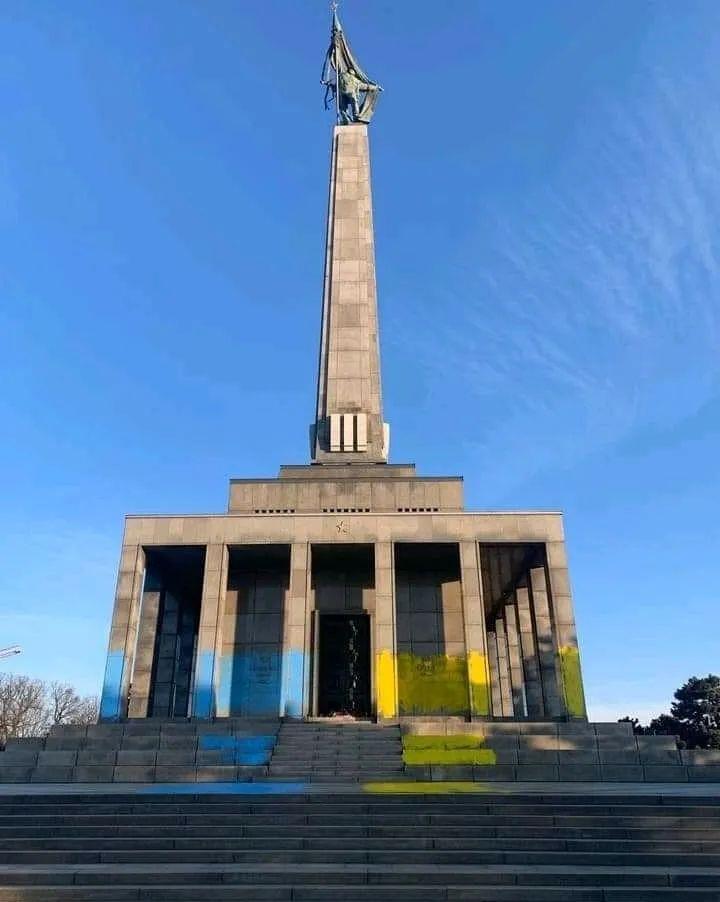 令人愤慨斯洛伐克的苏军纪念碑遭乌克兰支持者泼漆破坏