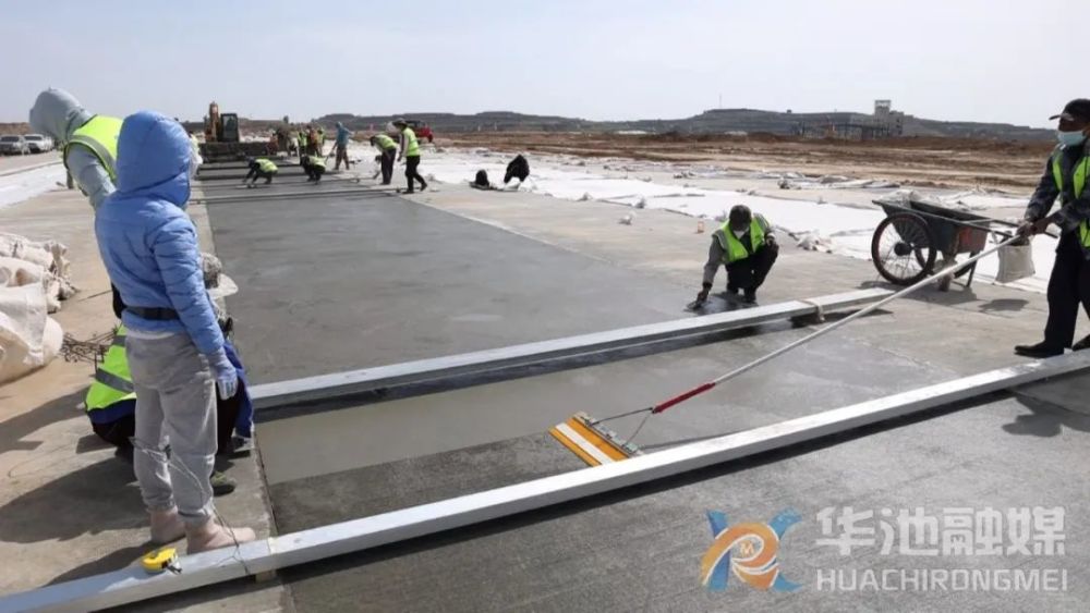 在庆阳华池通用机场场道道面混凝土施工现场,记者看到工人们正在紧张