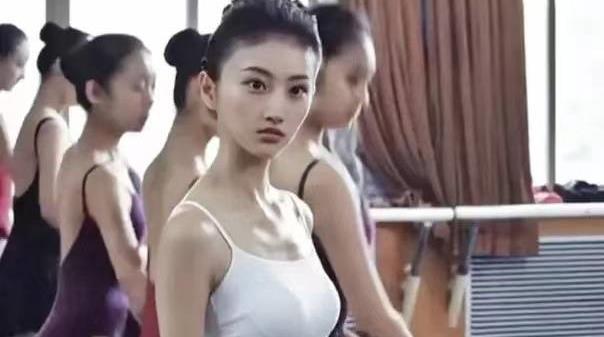 景甜穿吊带装拍戏衣着清爽身姿曼妙皮肤暗黑略显成熟