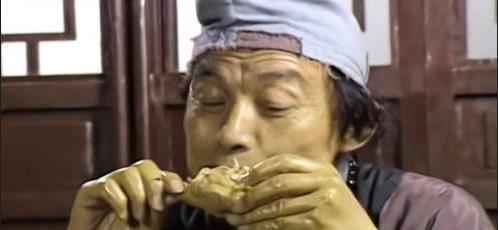 出来,因为天气过热,肉都已经泛着一股臭味,但事实上当时游本昌吃肉的