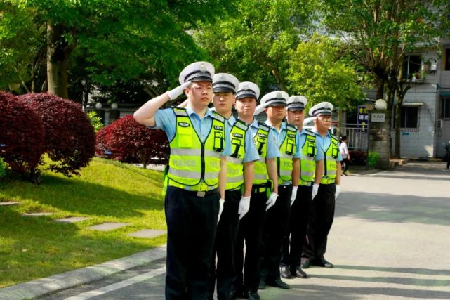 圆满进行了交通警察指挥手势汇报演练队员们以昂扬的斗志,精湛的技能