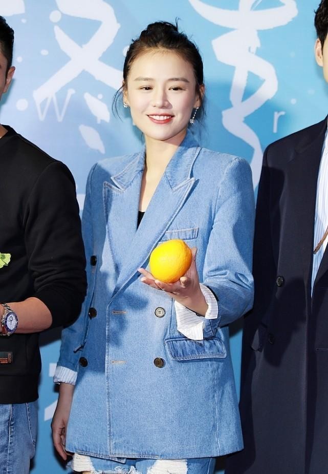 马思纯真不在意身材,明明是大骨架还穿宽肩西装,好在短裤挺显瘦
