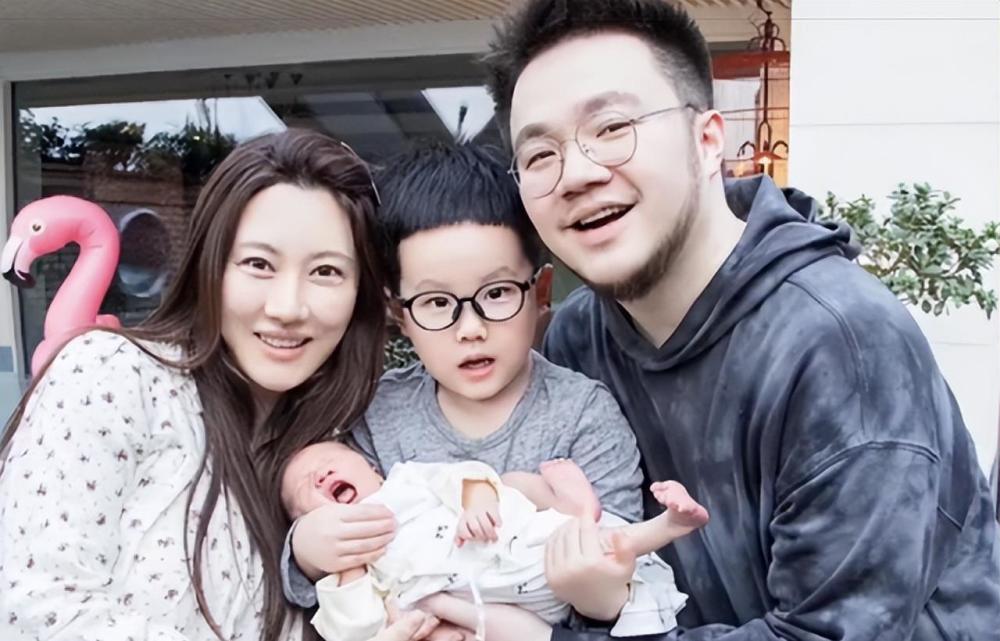 巴图首晒一家4口合照儿子像妈妈网友摆脱英式大饼脸