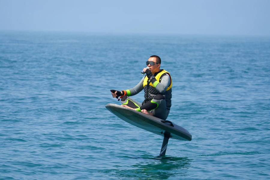 悬浮海面迎风踏浪青岛水上飞人首驾电动水翼板横渡琼州海峡