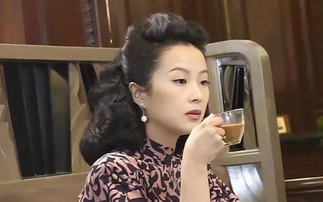 她出身名门望族,二婚嫁给大12岁演员,如今58岁婚姻生活很幸福
