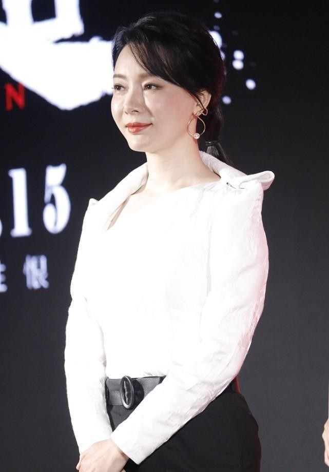 陈数真是优雅女人中的代表,露着天鹅颈的,真是美的很高端