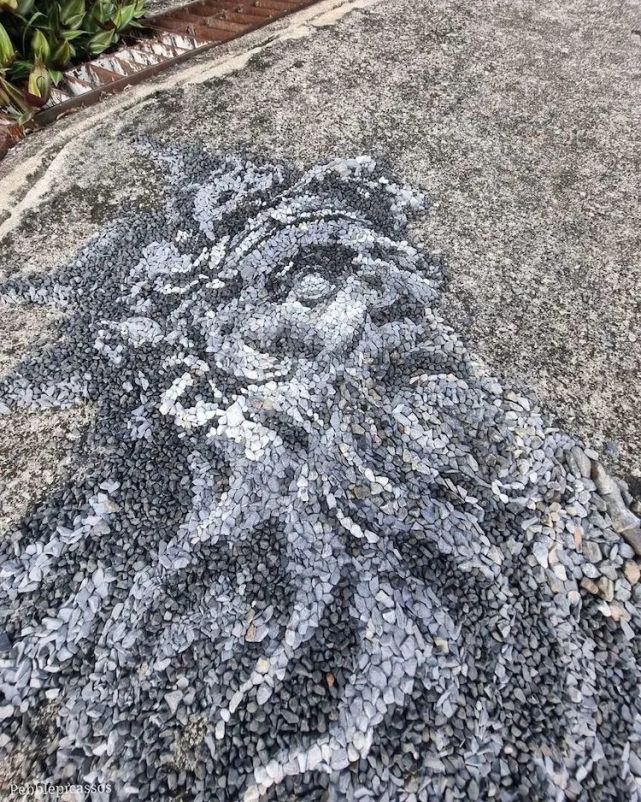鹅卵石画家又火了,用石子拼凑的肖像,堪比绘画写生