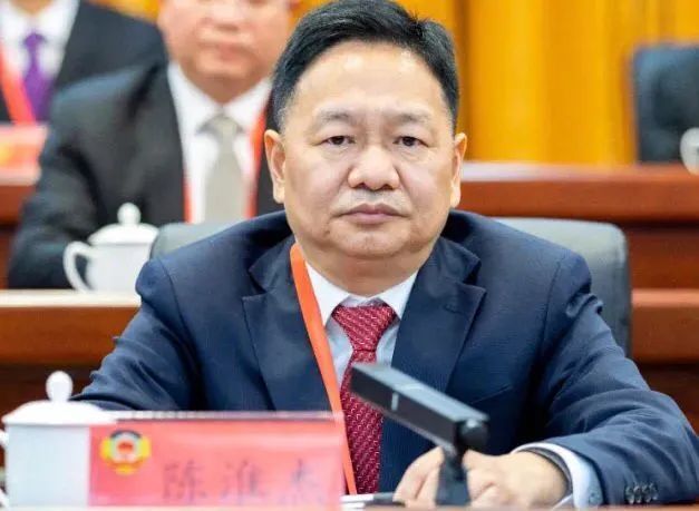 据龙岩市纪委监委网站消息:龙岩市新罗区政协党组书记,主席陈淮杰涉嫌
