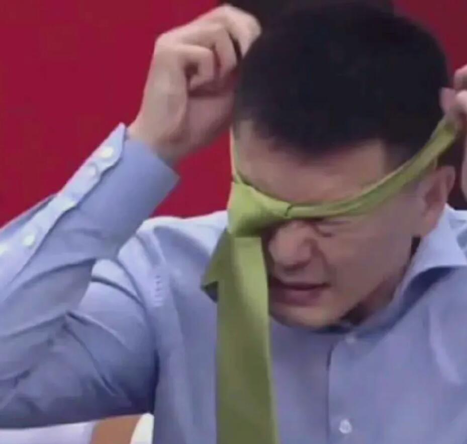 又换头像辽篮外援晒杨鸣领带蒙眼照球迷调侃下场球不想上了