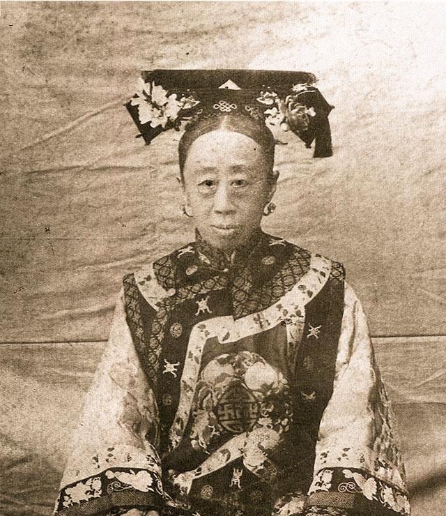 瑾妃也就是端康皇贵妃,他他拉氏,原任户部右侍郎