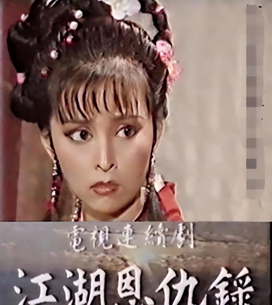 1989年,《江湖恩仇录》即将开拍,何音正好去到剧组试了妆,长相水灵的