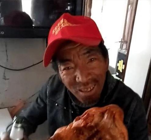 流浪汉身扛过肩龙被路人拍照嘲笑网友前30年谁敢笑他
