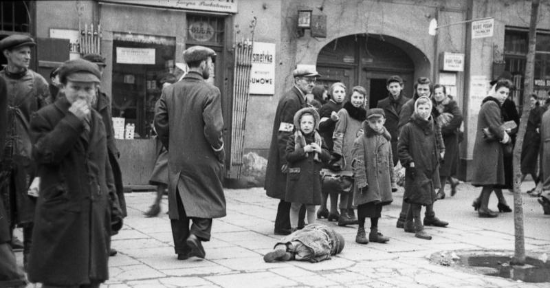 等到1942年1月,在柏林近郊举行的万湖会议上,德国人提出了犹太人最终