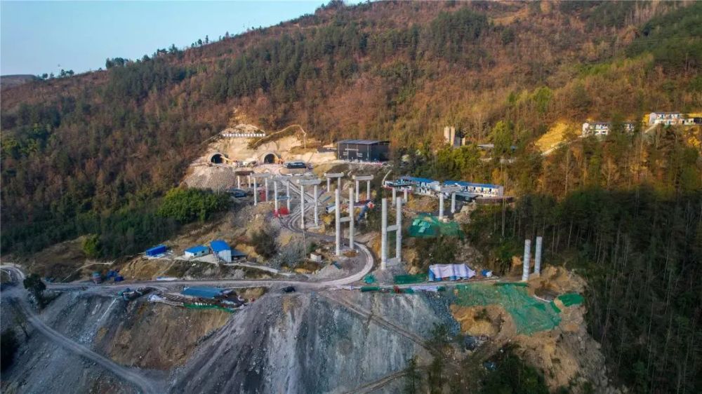 凤鸣镇,龙角镇等13个乡镇的大通道,并结合万云快速路,以及其他高速路