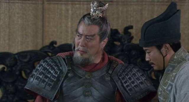 首先,袁尚与袁绍有许多的相似之处,袁尚容貌俊美,因此受到父亲袁