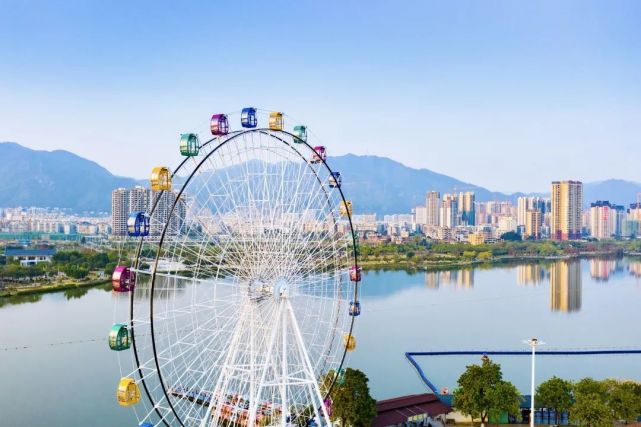 飞来湖的360°全湖景一览无遗夜晚华灯初上摩天轮闪烁着浪漫的霓虹