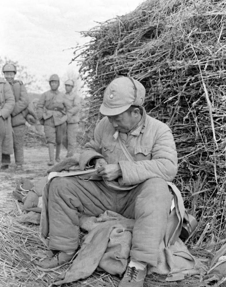 老照片淮海战役战场上的国民党士兵写实
