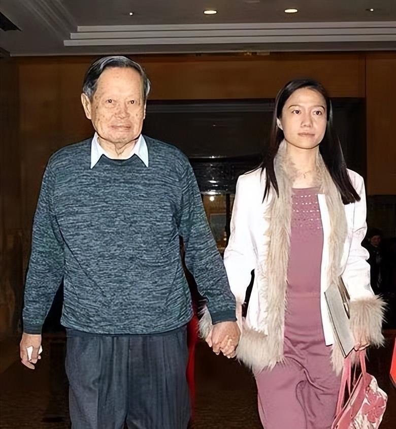 翁帆28岁嫁给82岁杨振宁54岁的年龄差她哪来的底气