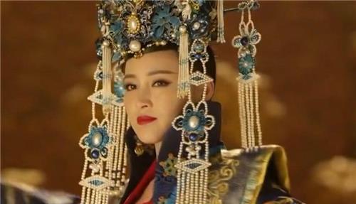 皇后临终不停拉扯身上穿的衣服皇上不解明白后下令为她换衣
