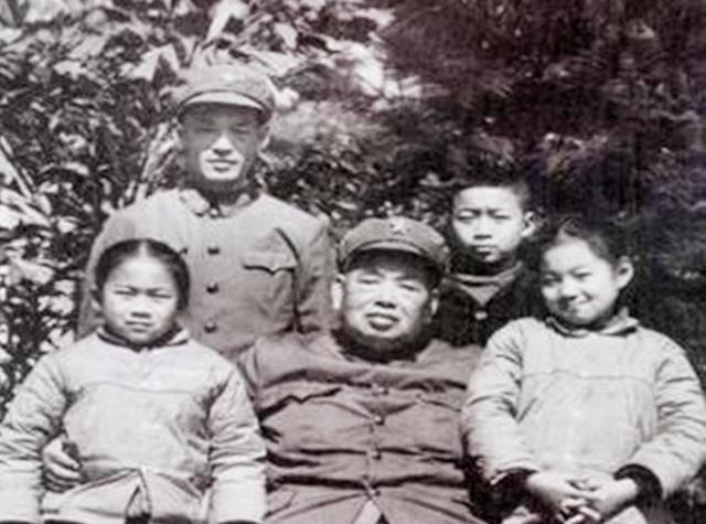 许世友之子许光追悼会:布置简陋,生前将20万元积蓄捐给新县