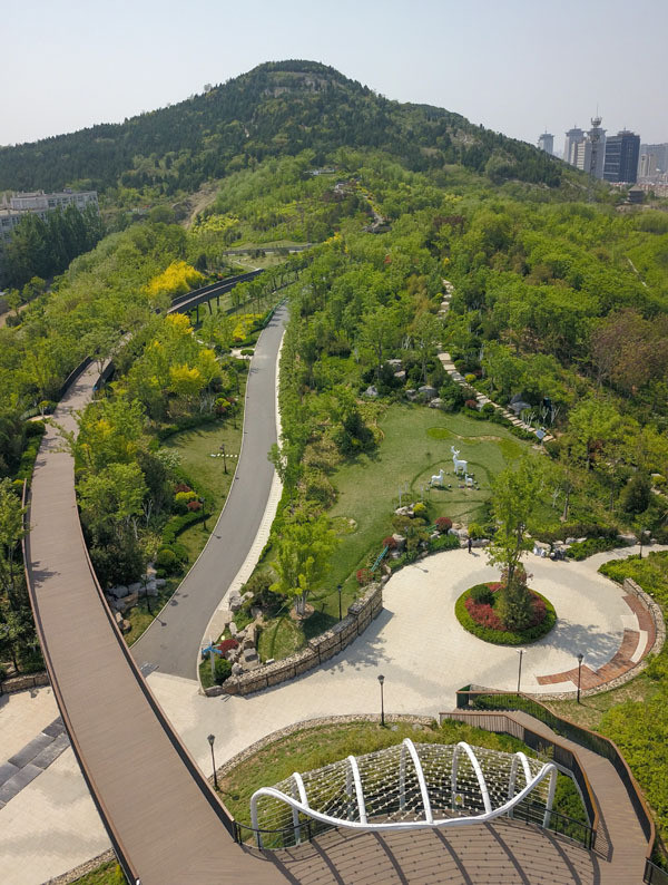 茂岭山公园位于济南东部五顶茂岭山下,公园绿树成荫,景观独特,与东侧