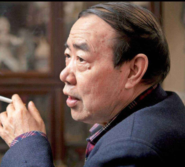 贾平凹越是看着养眼的女人裙子内衬早已泛黄手提包里装满了卫生纸丝袜