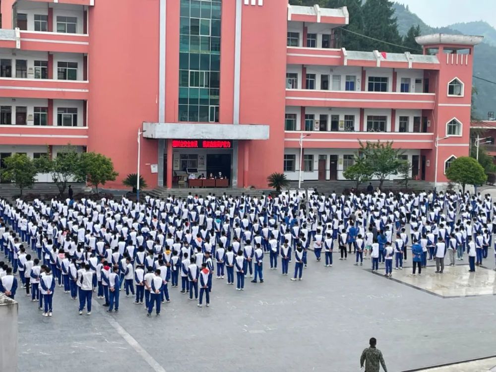 经过了解,闵孝中学有相当大部分的学生家住德旺等其他乡镇,上下学要