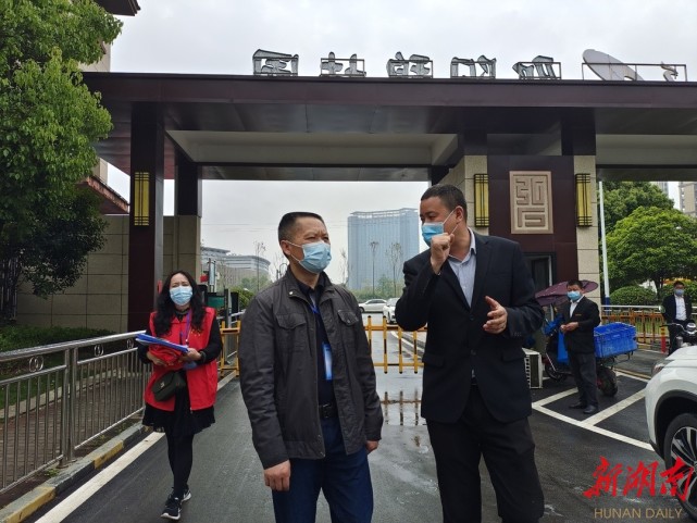 "4月23日,邵阳市住建局党组书记,局长曹红旗带领该局专项督导组先后到