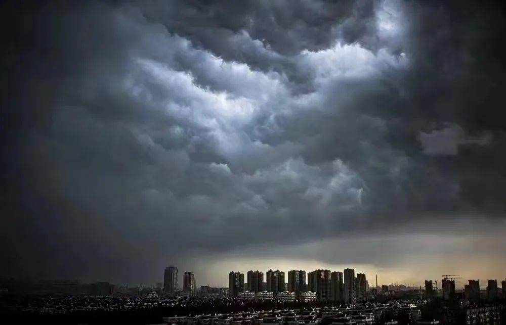 江淮气旋暴风雨来临之前黑云压城城欲摧山雨欲来风满楼嘉定江桥拍到的