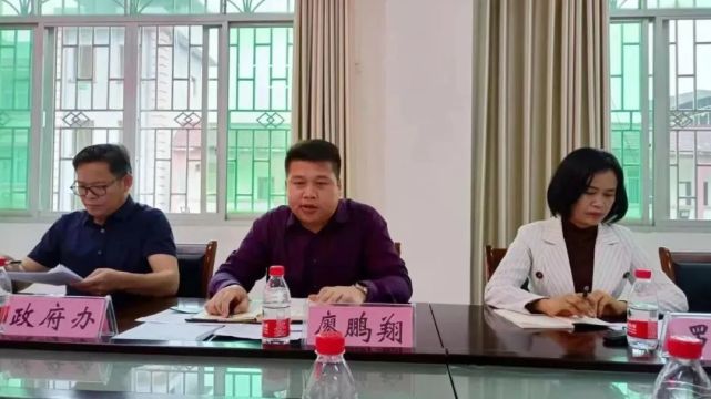 县人民政府副县长廖鹏翔,县政协副主席罗柳春参加会议.