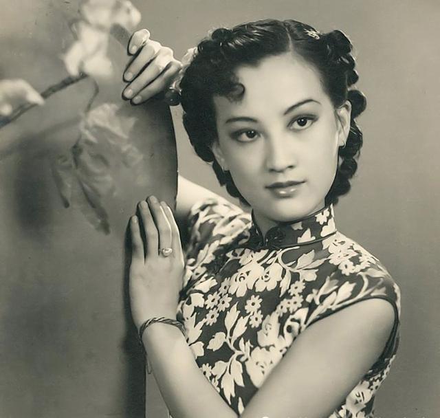 第二位便是著名诗人徐志摩的妻子陆小曼,近代女画家,戏剧演员,郁达夫