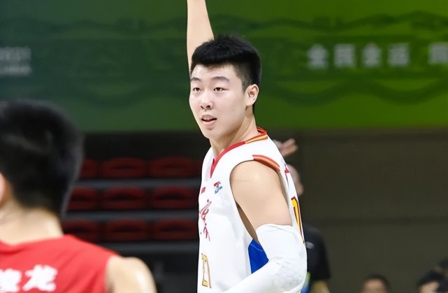在进攻端,李晓旭是对手愿意去放掉的点,他也不能够