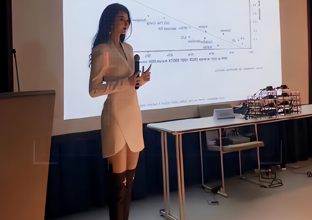 上海一大学女老师走红高颜值酷似洋娃娃评论区却阴阳怪气