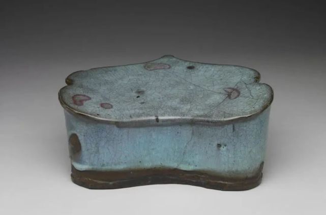 北宋期　杯　出土品　中国 A qingbai cup and cupstand, Northern Song dynasty 北宋青白釉