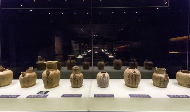 北宋期　杯　出土品　中国 A qingbai cup and cupstand, Northern Song dynasty 北宋青白釉