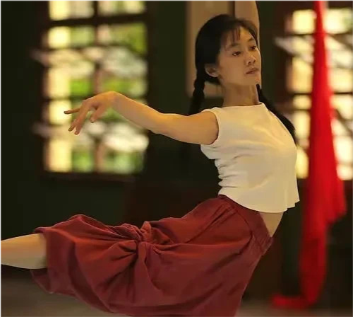 芳华女主角苗苗被人认为性格有点孤僻被人家泼过洗洁精