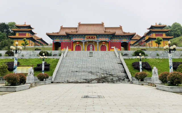 2016年完成《景德镇观音寺大雄宝殿主柱青石双龙透空雕刻》,大雄宝殿