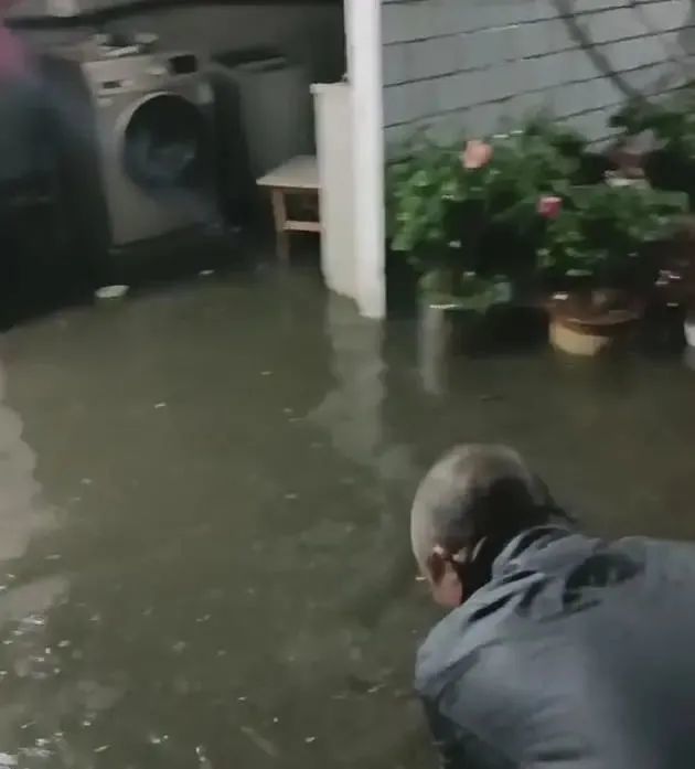 居民家中雨水倒灌,新家电惨遭水泡|极目新闻|暴雨|南阳|临街|河南