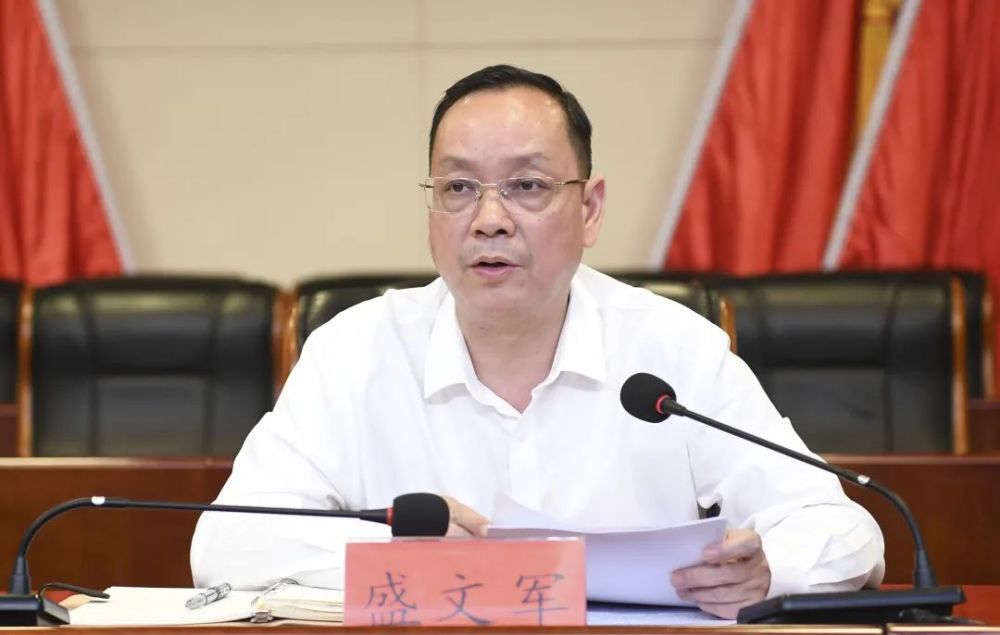 主持会议,市领导王玉梅,唐雷,陈庆忠,刘斌,王绪军,蔡宗清,吴培军,苏才