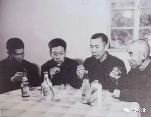 酒厂李忠民工程师;右二为"白酒泰斗"周恒刚;右三为山东于树民工程师