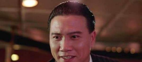 他已经不在乎自己的名节了,带着《可可托海的牧羊人》赚着出场费,搂着