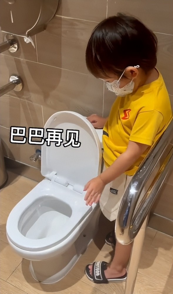 同样都是小女孩玩旋转木马,好朋友沝沝拍出来的照片又可爱又上镜,可