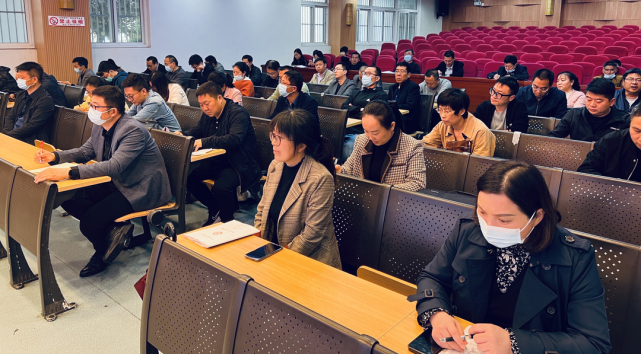 丁宏兵副校长总结回顾了开学以来的学校德育工作和班级管理情况.