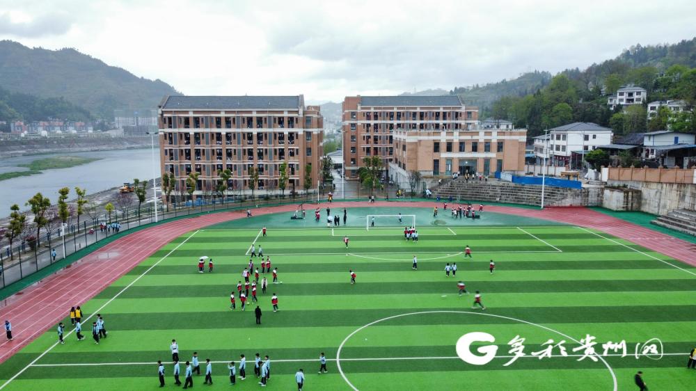 沿河实验中学新校区2020年8月,学校整体搬迁至和平街道联桥社区,校园