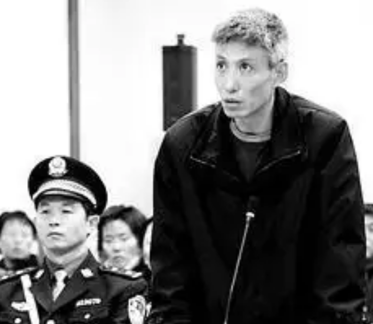 沈阳黑老大刘涌怒扇华仔枪伤警察被抓后14名律师帮他减刑