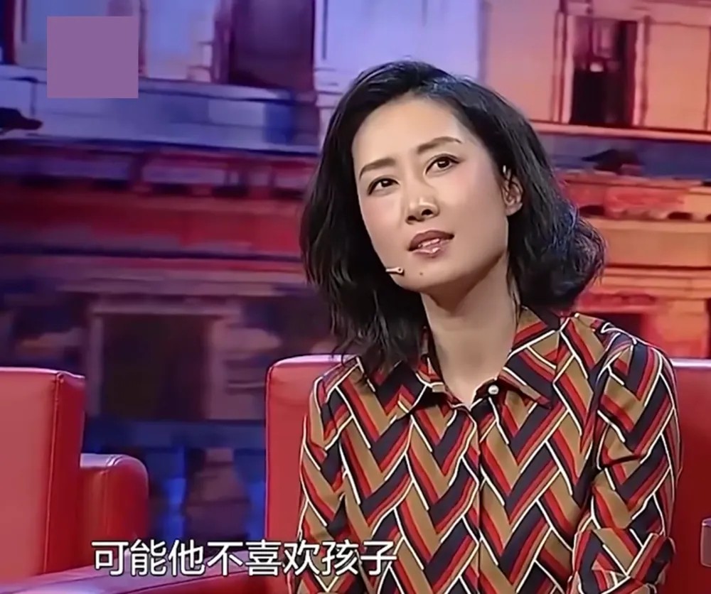 大姐刘敏涛13岁女儿罕露面母女接吻秀长腿因前夫不买冰激凌离婚