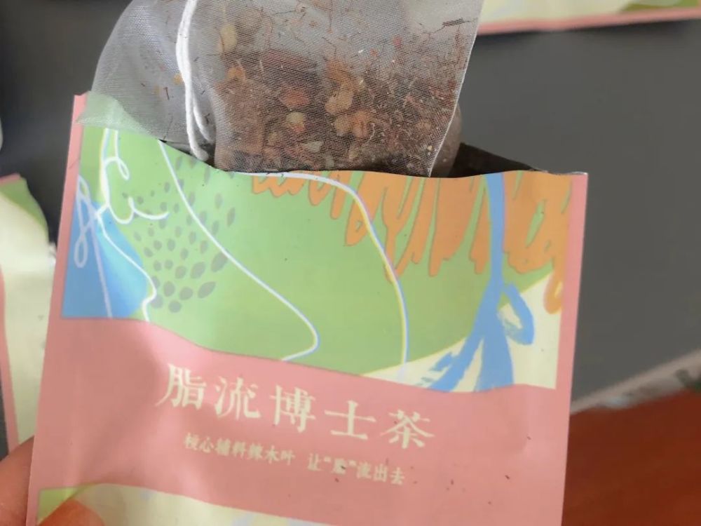 但是这个的脂流博士茶就不会,不仅可以刮油还不含咖啡因,适用人群和