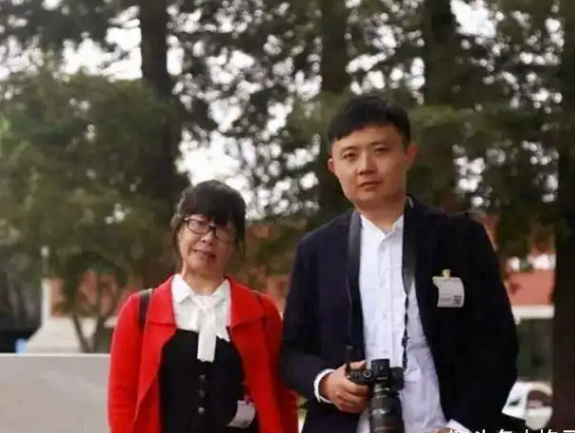 余秀华发文称生下双胞胎网友她亲小男友都被嫌弃哪能怀孕