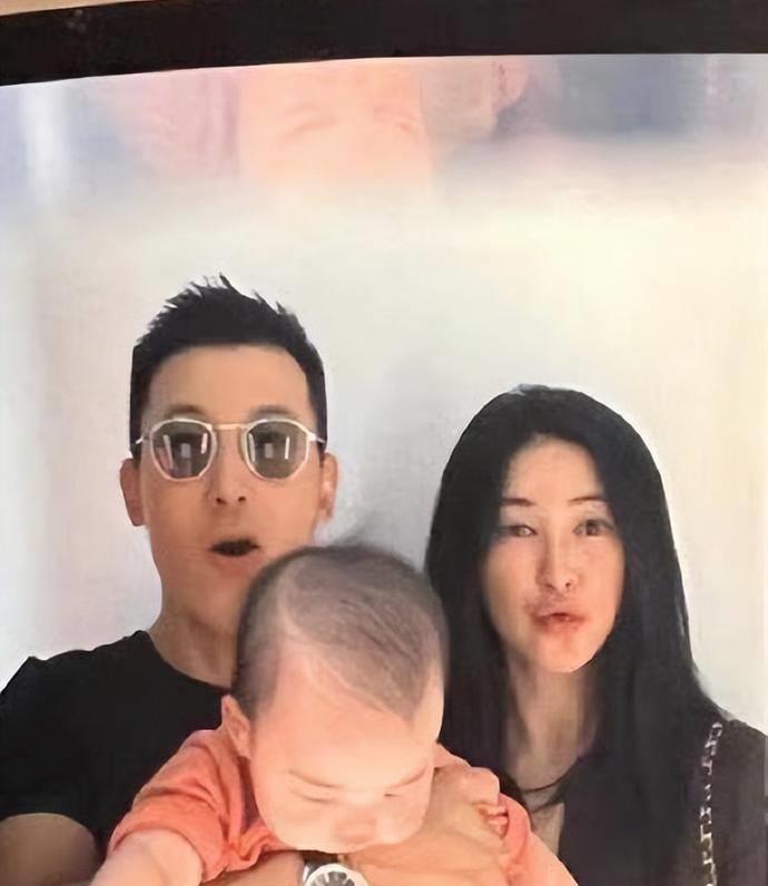 朱珠老公王昀佳晒全家福素颜出镜亲吻宝宝孩子正面照首次曝光